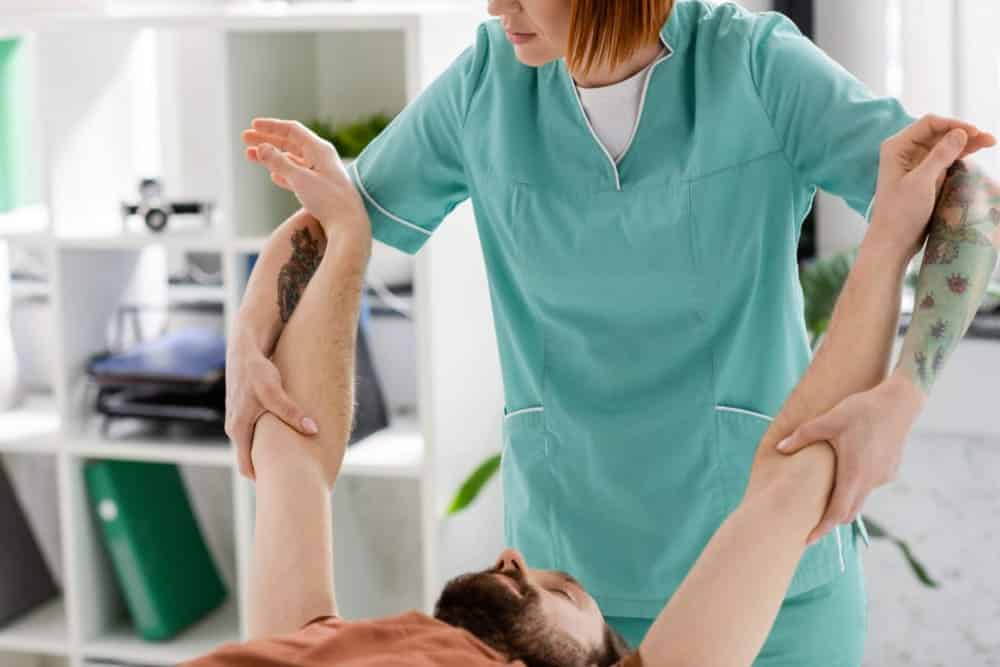 fisioterapeuta realizando tratamiento manual paciente
