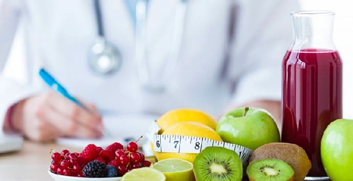 medica con frutas en la mesa