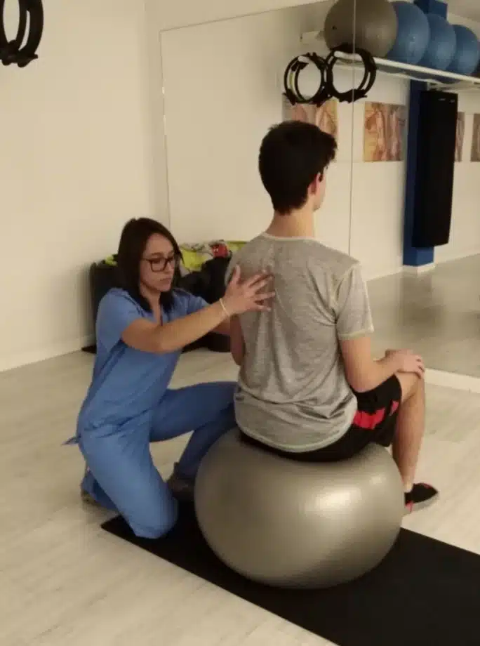 fisio poniendo recto a un paciente fisio poniendo recto a un paciente