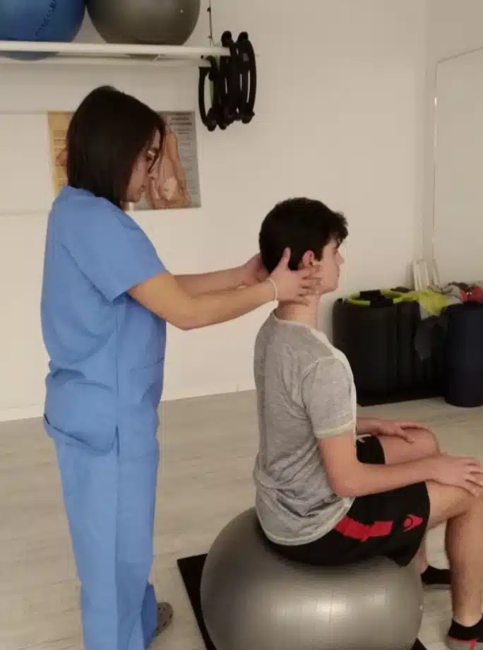 paciente sentado en un balon de pilates paciente sentado en un balon de pilates