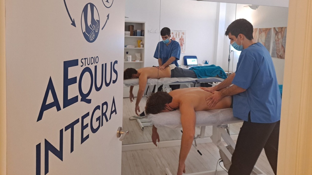 fisio dando masaje en la espalda a un paciente fisio dando masaje en la espalda a un paciente